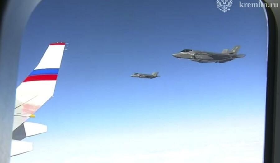 F-22 fighters escort Putin’s plane from Alaska to Russia