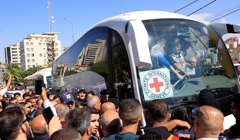 Buses carrying released Palestinian prisoners arrive in Ramallah: Al Jazeera