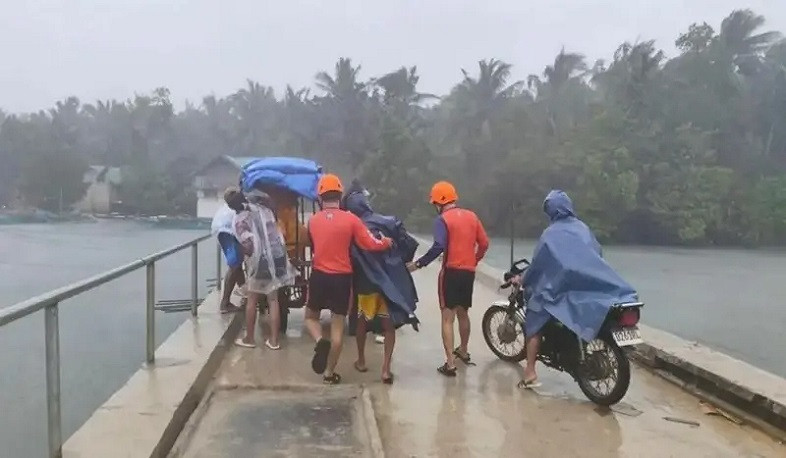 Typhoon Fung-wong weakens in the Philippines; four dead