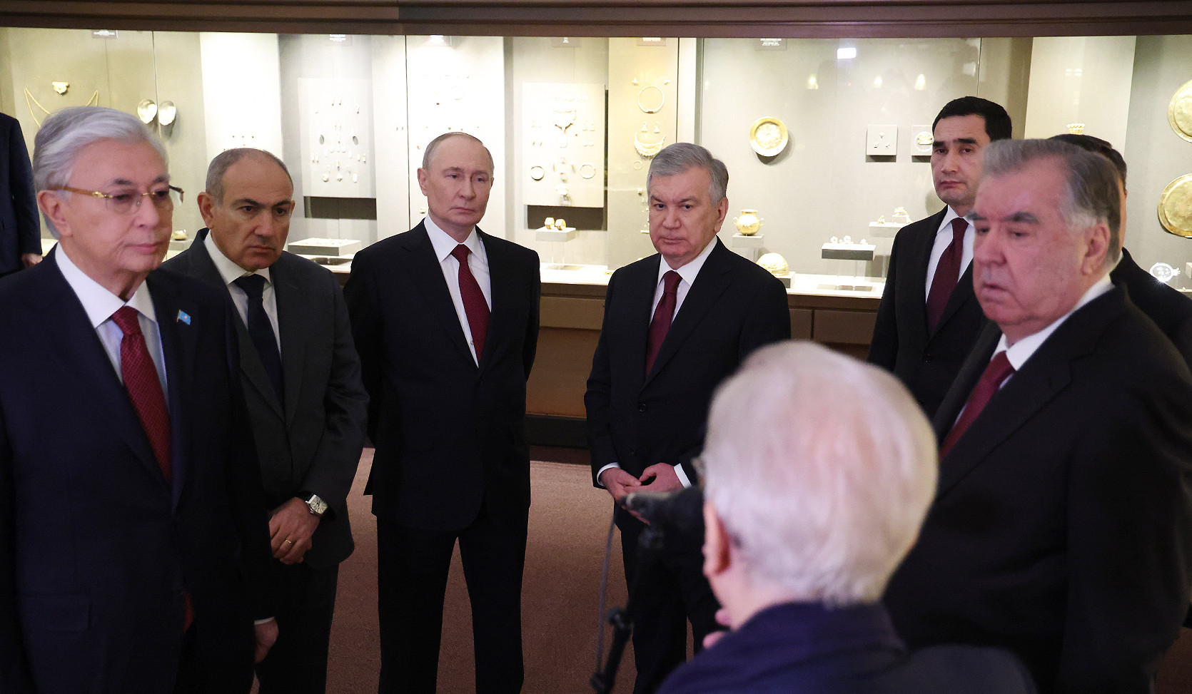 Tour of Hermitage, including Hall of Culture and Art of Armenia: Prime Minister published video