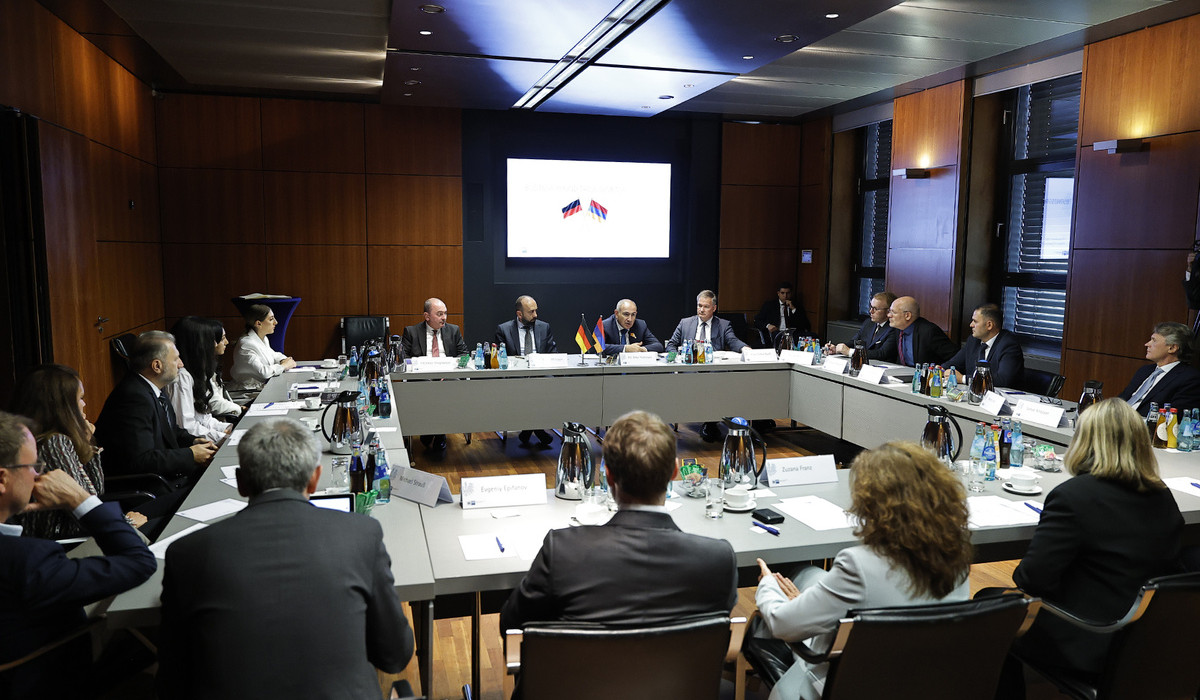 Prime Minister meets with local businessmen at the Frankfurt Chamber of Commerce and Industry