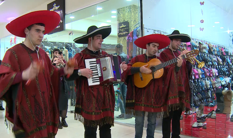 Love profession in public, accompanied by a serenade
