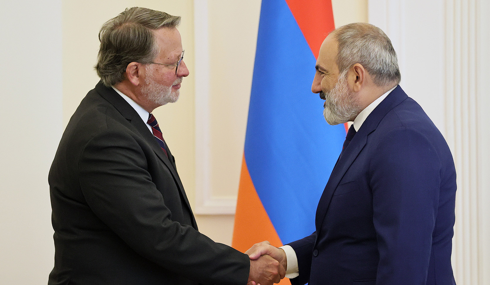 Prime Minister Pashinyan receives US Senator Gary Peters