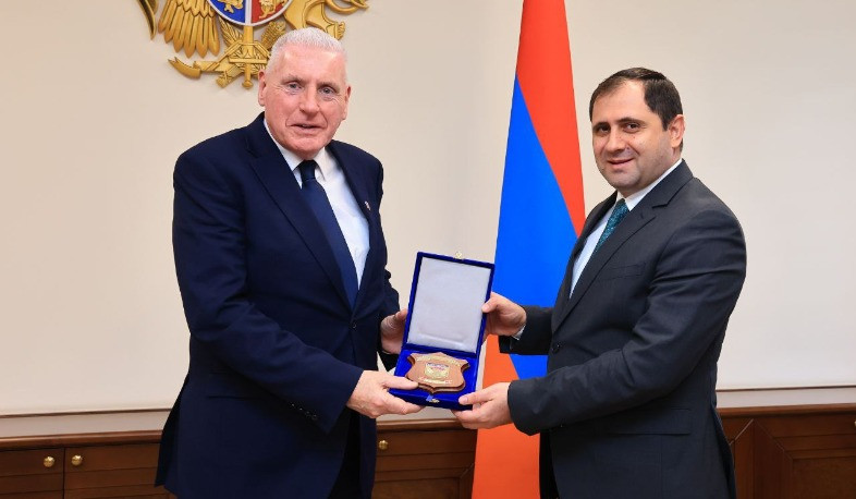 Papikyan and Vernon Coaker discussed issues of Armenia-UK cooperation in defense sector