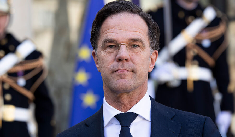 Zelenskiy and NATO chief Rutte honour fallen Ukrainian soldiers amid air raid siren in Kyiv