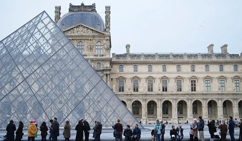 Nine people arrested in France over Louvre ticket fraud