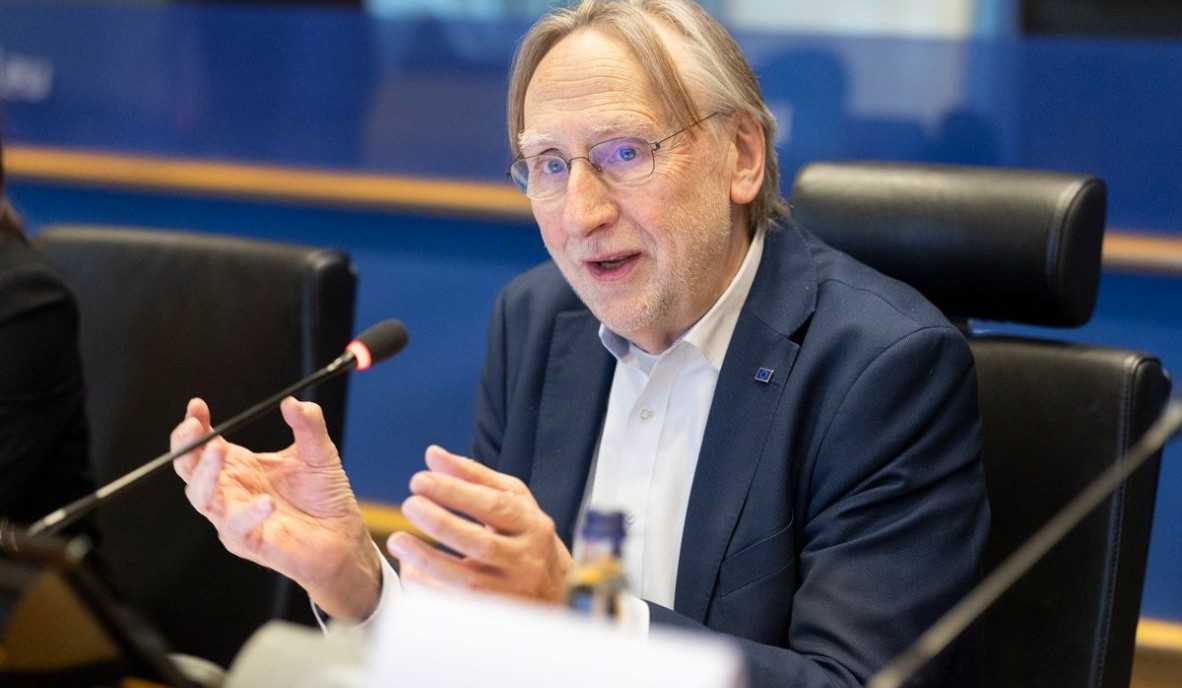 EU trade chief urges to suspend trade deal ratification with US amid tariff 'chaos'