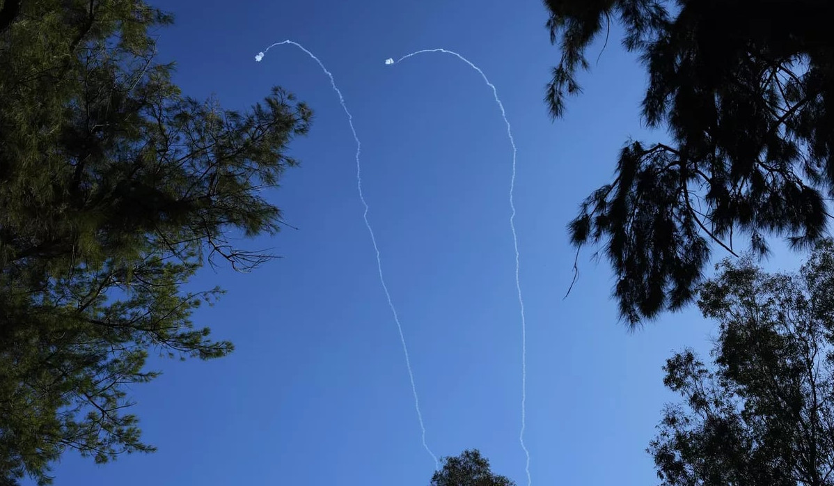 Iranian missile carrying cluster warhead seen from Israel, Jerusalem and West Bank
