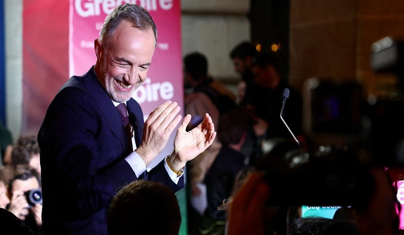 Newly elected Gregoire receives keys to Paris from outgoing mayor Hidalgo