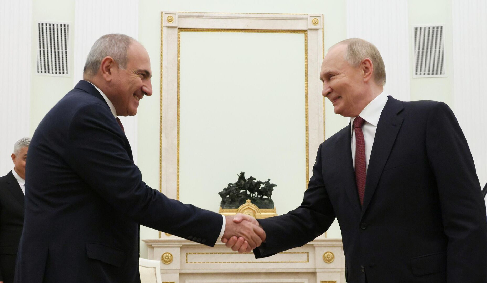 Nikol Pashinyan sends congratulatory message to Vladimir Putin on Russia Day