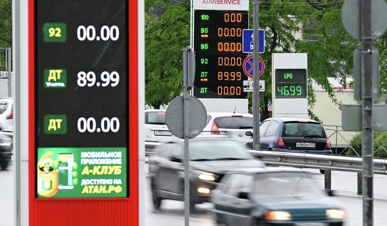 Crimea bans petrol sales to everyone except authorities