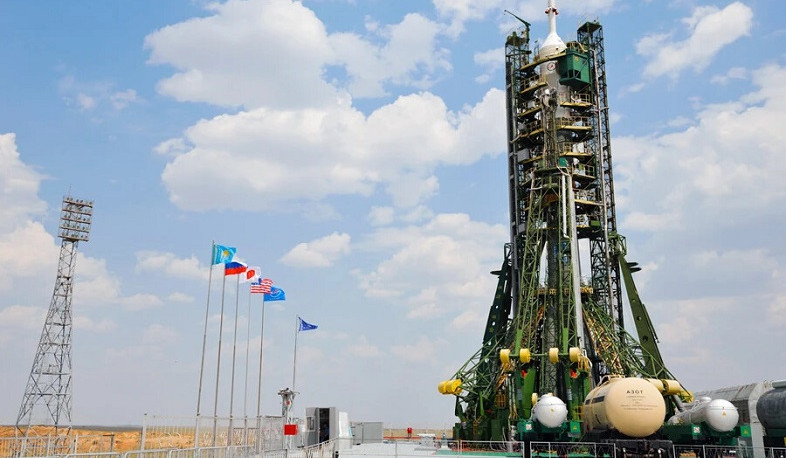 NASA director arrives at Baikonur