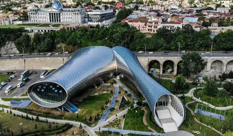 'Rike's pipes' built during Saakashvili's administration are being demolished in Tbilisi