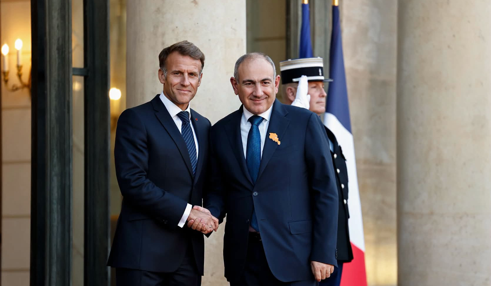 Pashinyan-Macron meeting begins