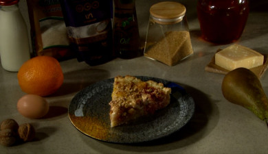 Let’s cook together: exotic pie with orange, pear, and strawberry